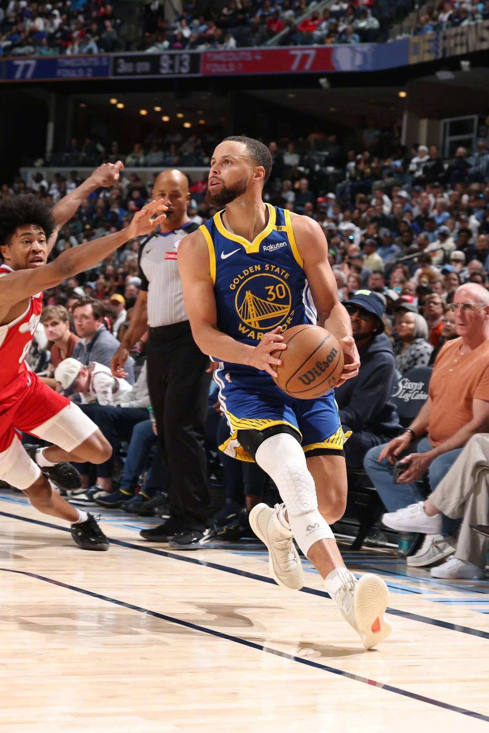 壹号娱乐官网app下载库里在巴塞罗那比赛中突破纪录，连败引发热议！(库里在巴塞罗那比赛中突破纪录,连败引发热议的是谁)