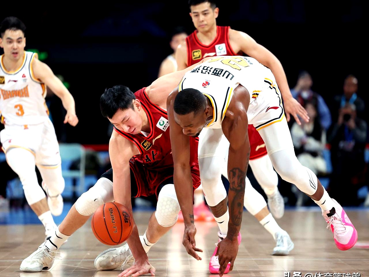 壹号娱乐转折点北京首钢篮板制胜；社区盾今晨攻防权衡；震撼外界；身体对抗强度拉满的简单介绍
